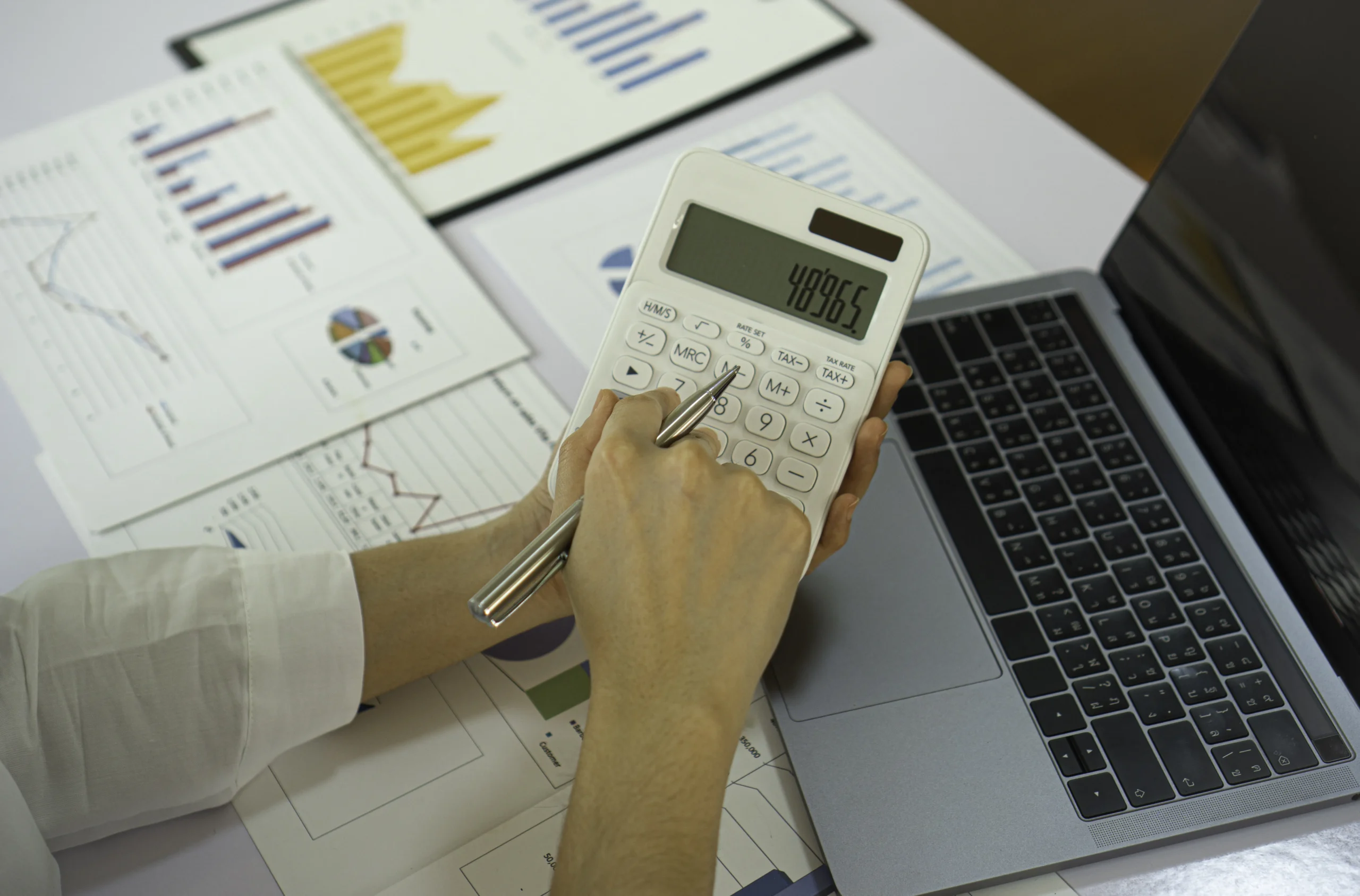 Ekspert finansowy wyliczający zdolność kredytową klienta zgodnie z aktualnymi rekomendacjami KNF.
